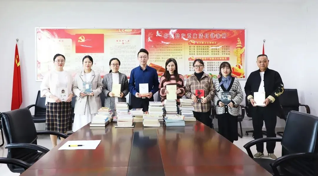 Z6尊龙光电在高安市皂上村小组举行捐赠图书仪式活动