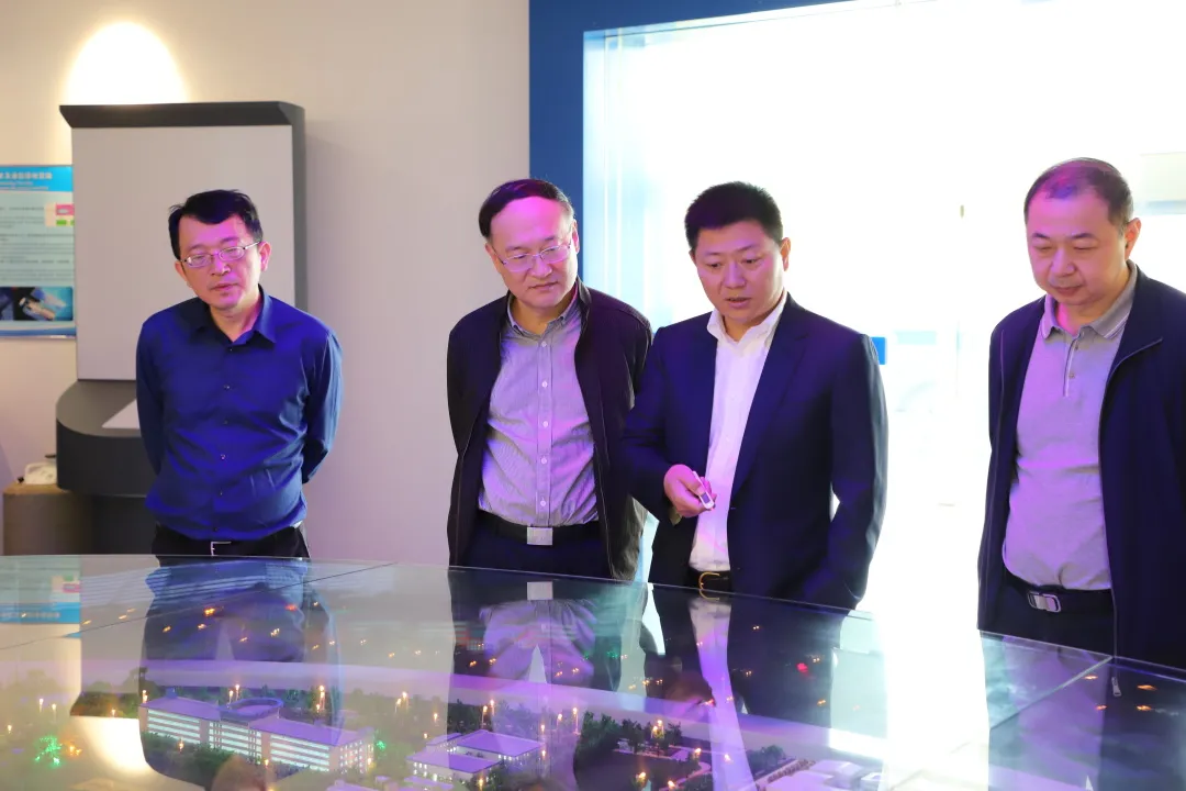 国防科技大学前沿交叉学科学院刘波院长一行莅临Z6尊龙光电考察调研