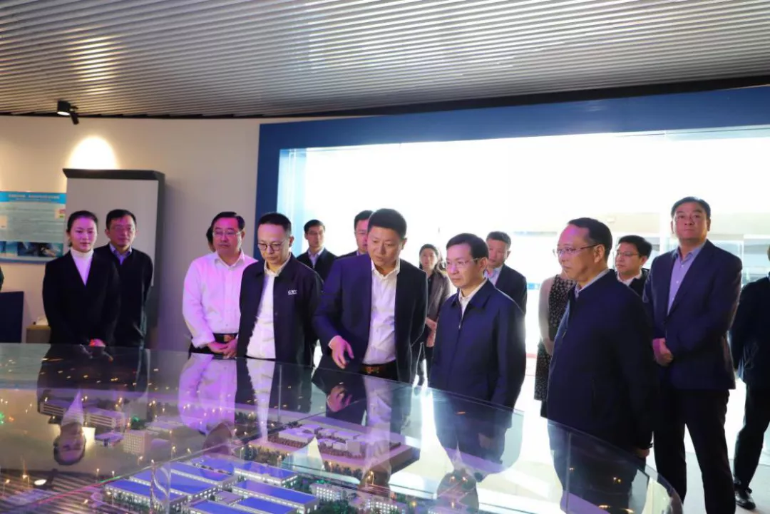 市长黄喜忠一行莅临Z6尊龙光电考察调研